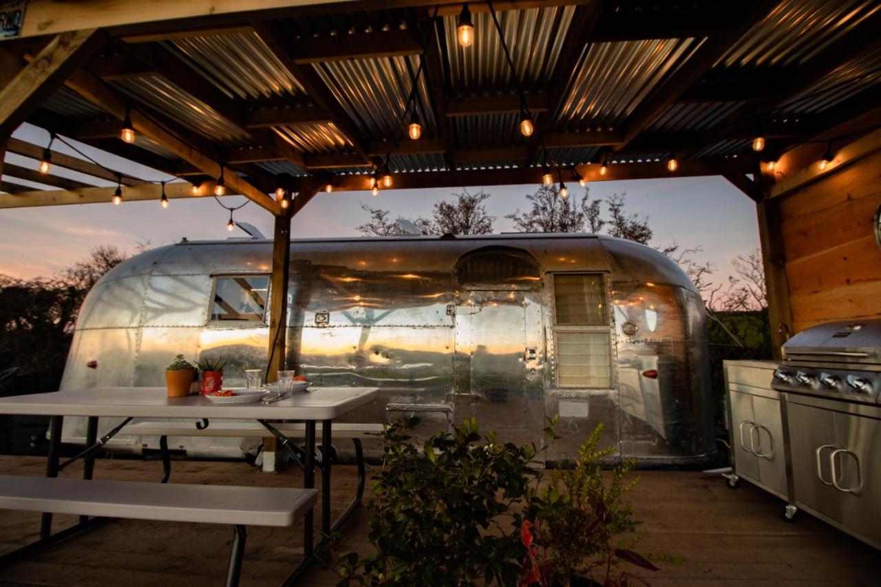 Tin Can Retreat - Vintage Trailer Motel - Retro Adventures In West Wales Newcastle Emlyn Exterior photo