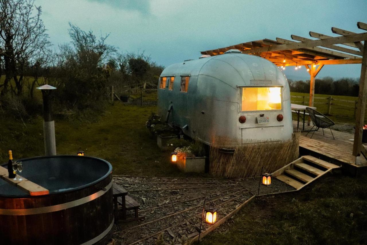 Tin Can Retreat - Vintage Trailer Motel - Retro Adventures In West Wales Newcastle Emlyn Exterior photo