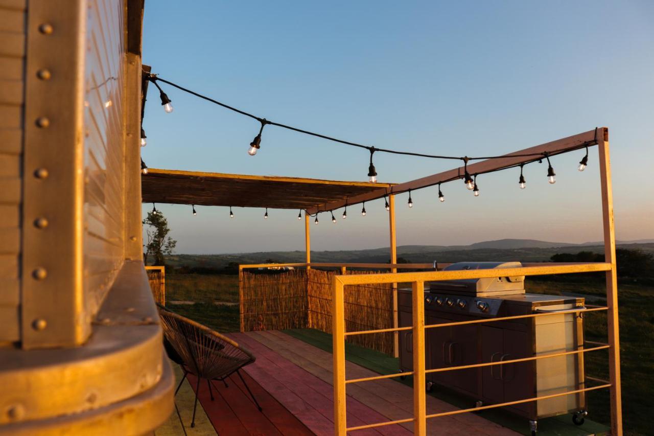 Tin Can Retreat - Vintage Trailer Motel - Retro Adventures In West Wales Newcastle Emlyn Exterior photo